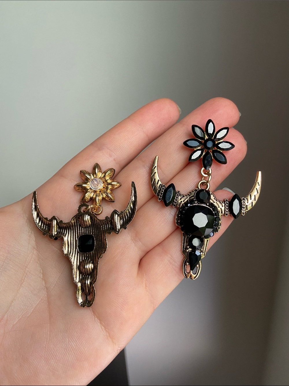 NEW! Trendy Black Crystal Bull Skull Drop Earrings. A2-57 - Picture 4 of 5